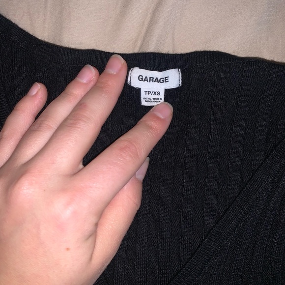 Garage clasped front crop top - Picture 2 of 2